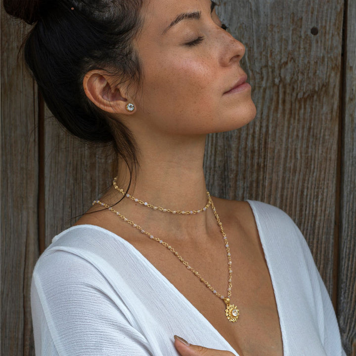 Yoga Teacher Steffi trägt die vergoldete Edelsteinkette Mental Flow zusammen mit dem Kronenchakra Anhänger von Eternal Bliss