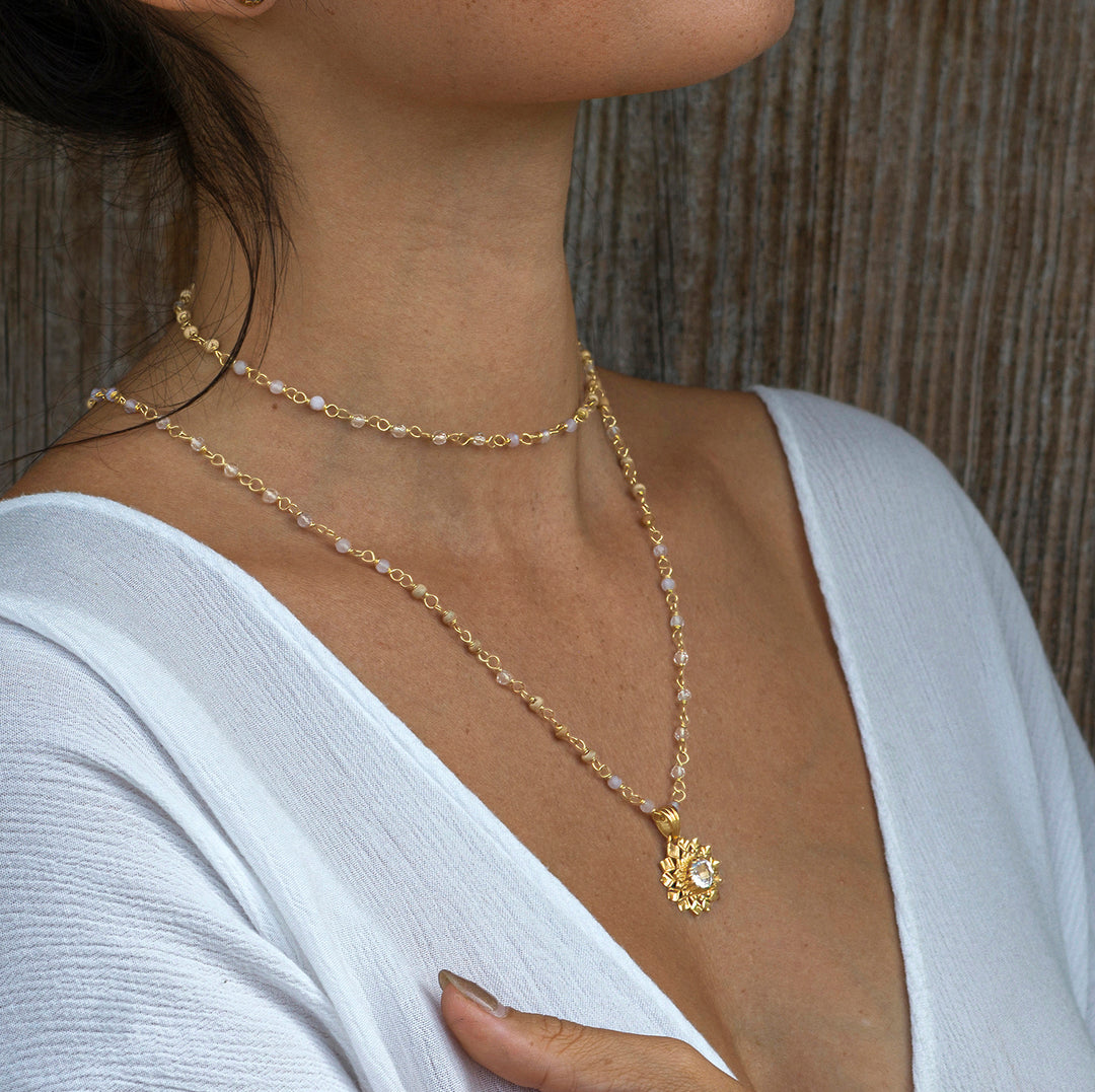 Yoga Teacher Steffi trägt die vergoldete Edelsteinkette Mental Flow mit einem vergoldeten Kronenchakra-Anhänger von Eternal Bliss