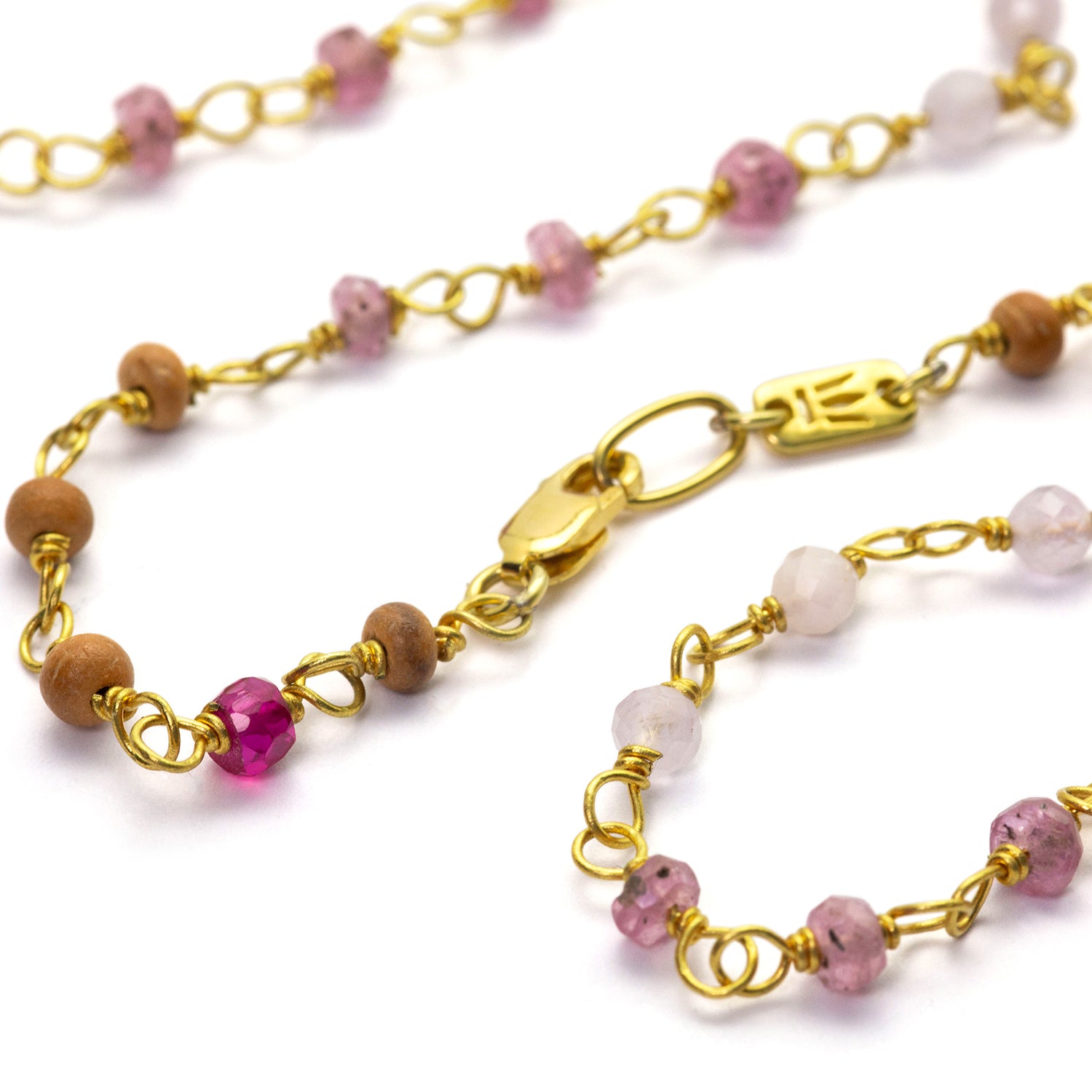 Edelstein-Halskette "Sakura" aus hochwertig vergoldetem Sterling Silber mit Rubinen und Saphiren kombiniert mit Sandelholz von Eternal Bliss