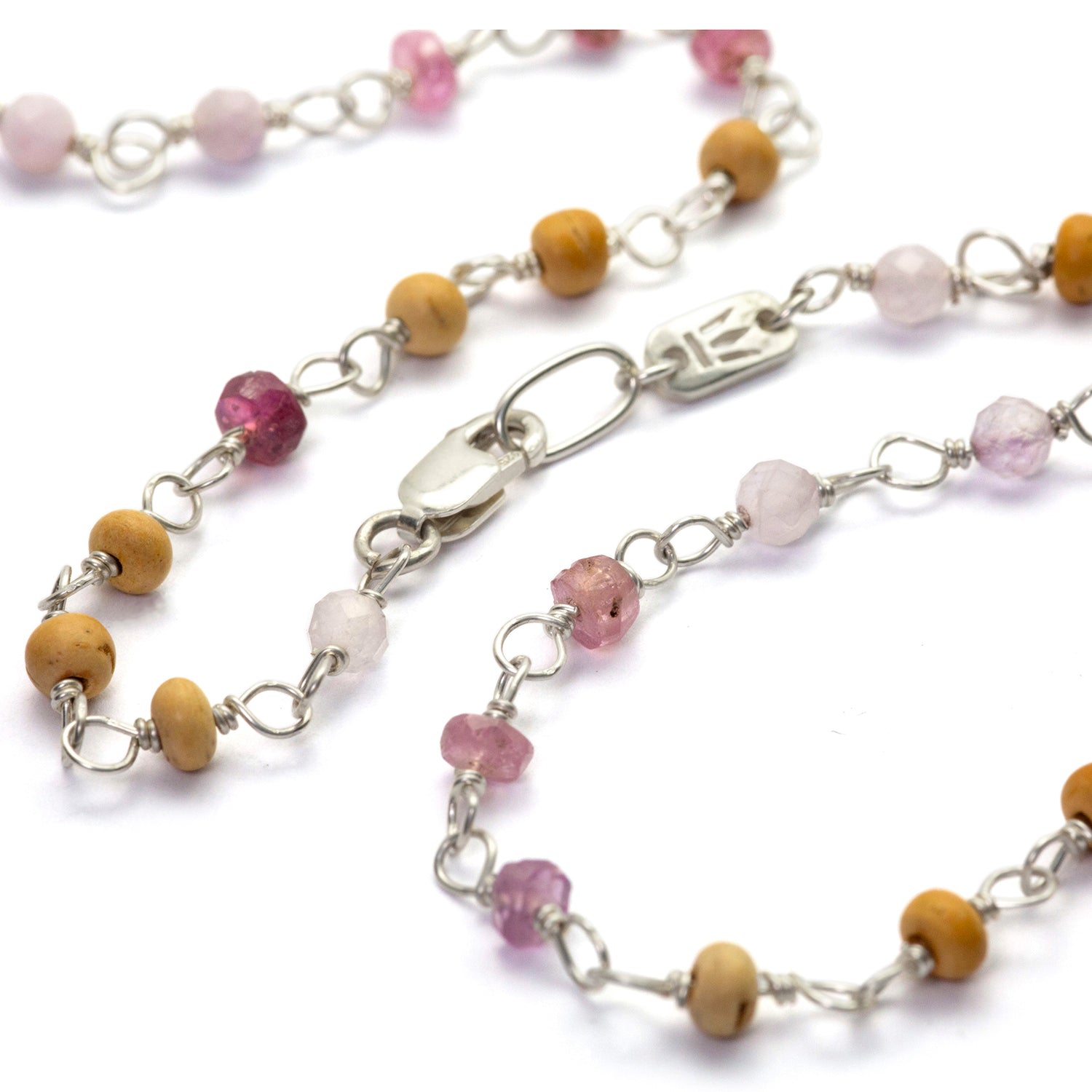Detail von Edelstein-Halskette "Sakura" aus Sterling Silber mit Rubinen und Saphiren kombiniert mit Sandelholz von Eternal Bliss