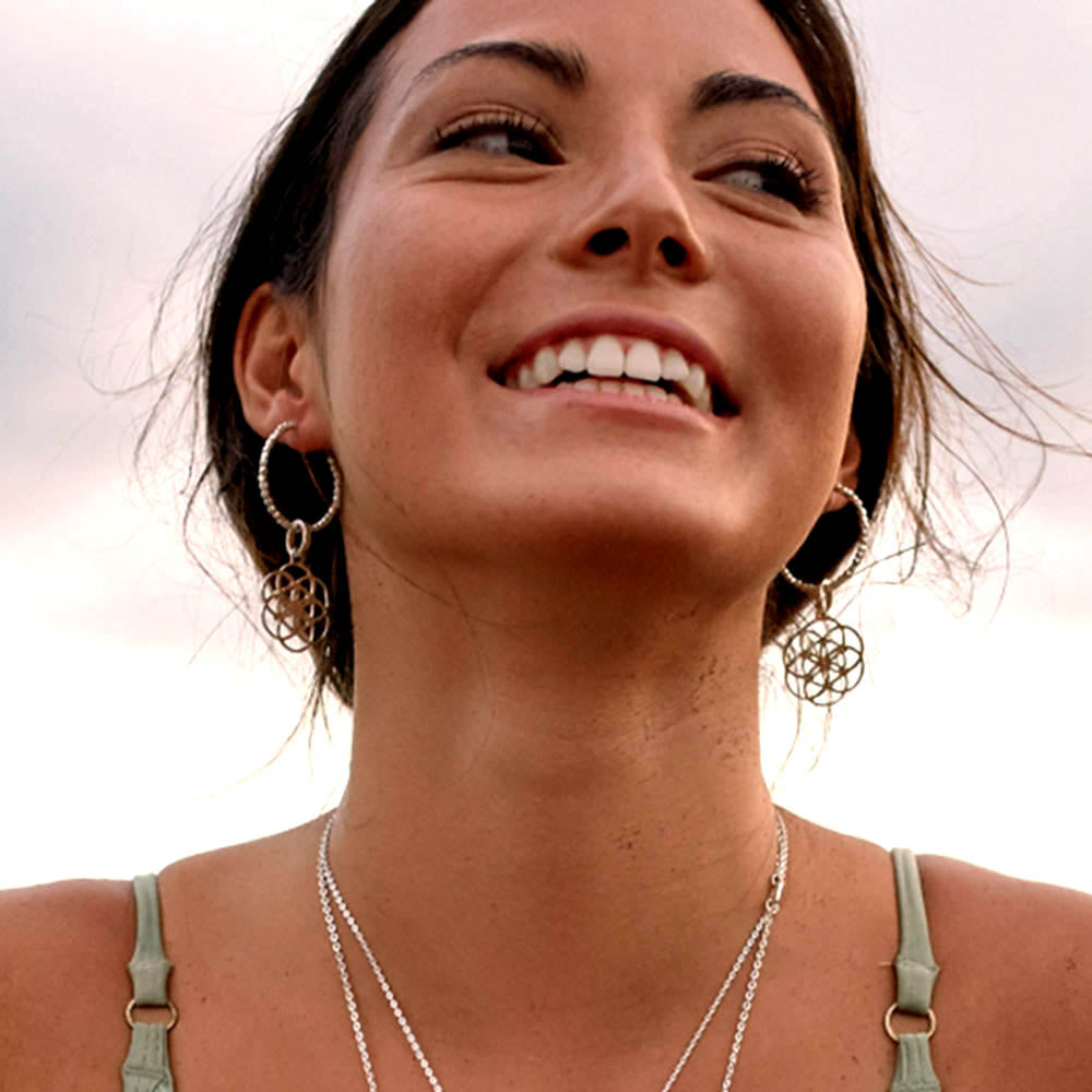 Steffi mit Samen-des-Lebens-Ohrringen aus Sterling Silber aus der Spirituellen Schmuck Kollektion von ETERNAL BLISS