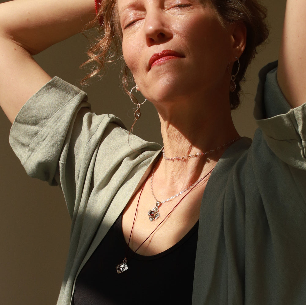 Die berliner Yogalehrerin Elena Lustig trägt den Wurzel-Chakra-Anhänger-mini aus Sterling Silber