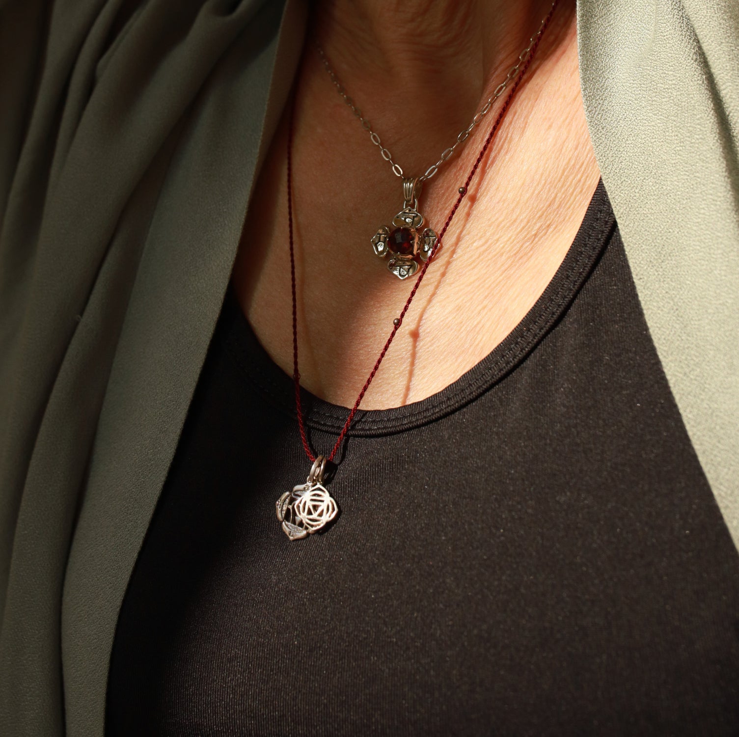 Detail von dem Wurzel-Chakra-Anhänger-mini aus Sterling Silber