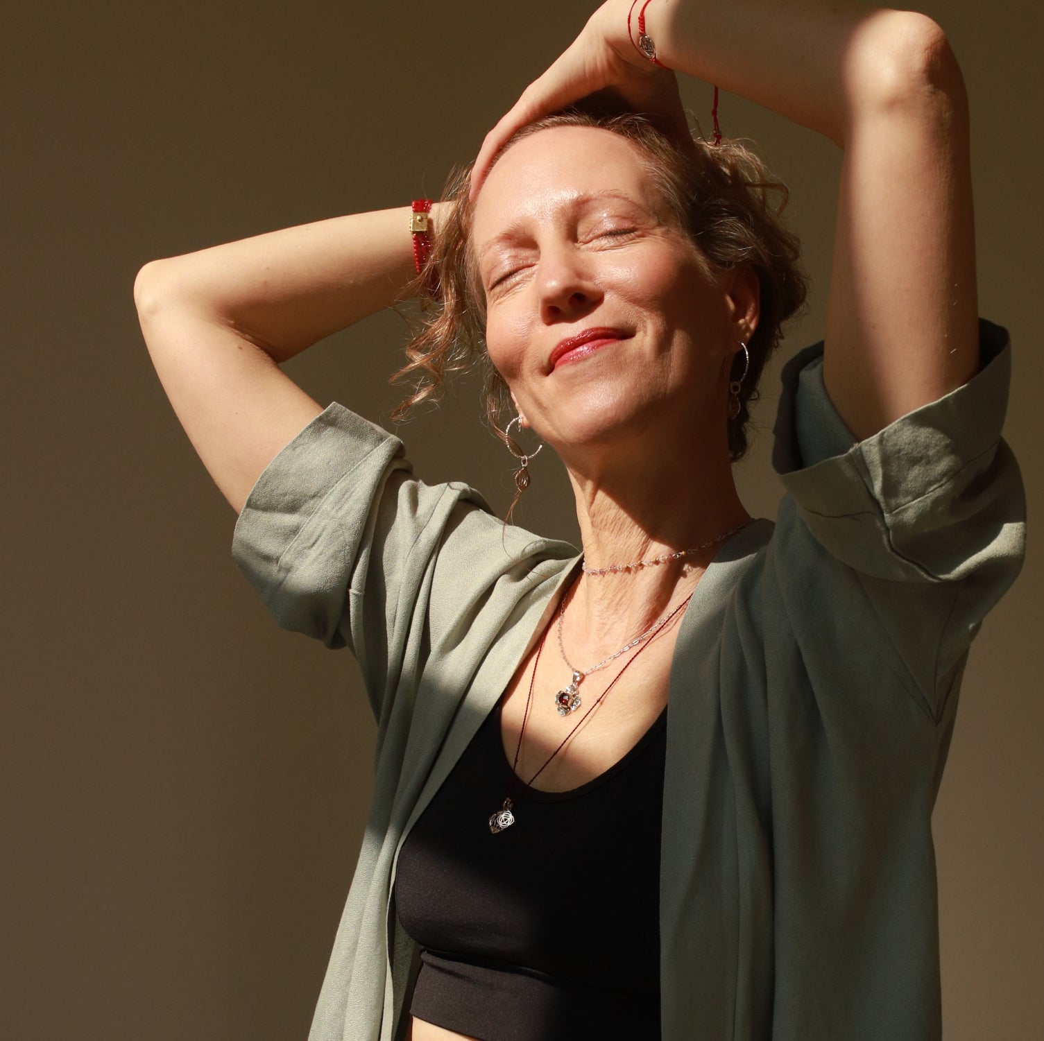 Die berliner Yogalehrerin Elena Lustig kombiniert den Wurzel-Chakra-Anhänger-mini aus Sterling Silber mit anderem Chakra Schmuck von ETERNAL BLISS