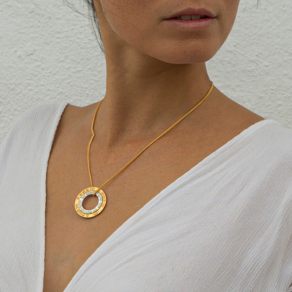 Die Yogalehrerin Steffi kombiniert ein Ganesha Mantra Anhänger mini aus Sterling Silber aus der Yoga Schmuckkollektion mit spirituellem Schmuck von ETERNAL BLISS