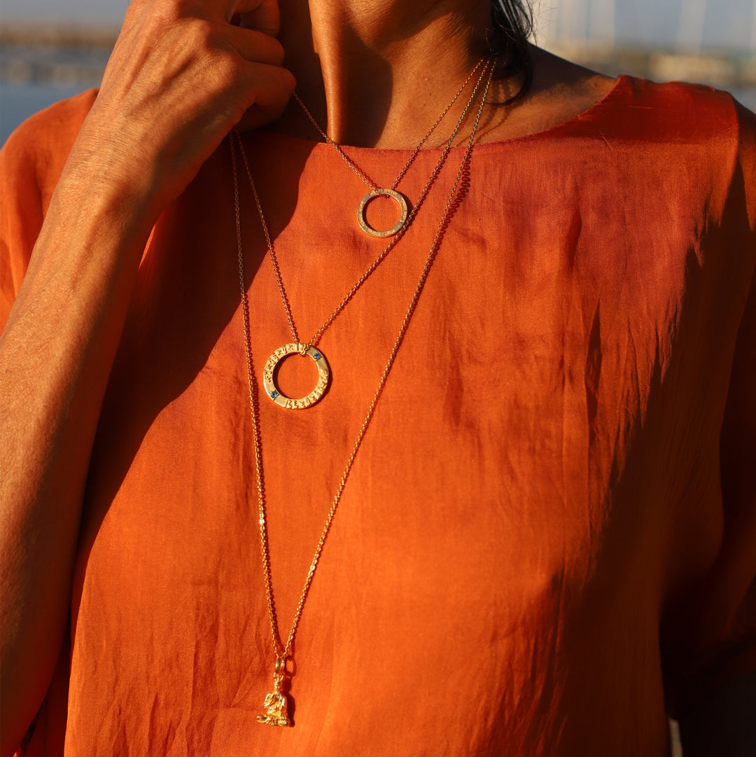 Cora kombiniert einen Lokah Samastah Mantra Anhänger vergoldet mit verschiedenem spiritueller Schmuck