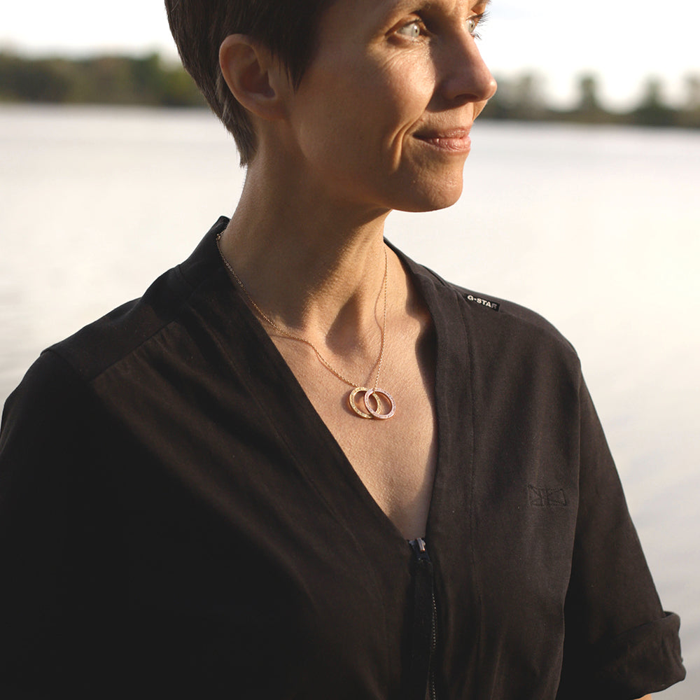 Yoga Teacher Anette Söhnlein trägt eine vergoldete Lokah-Samastah-Mantra-Kette von Eternal Bliss