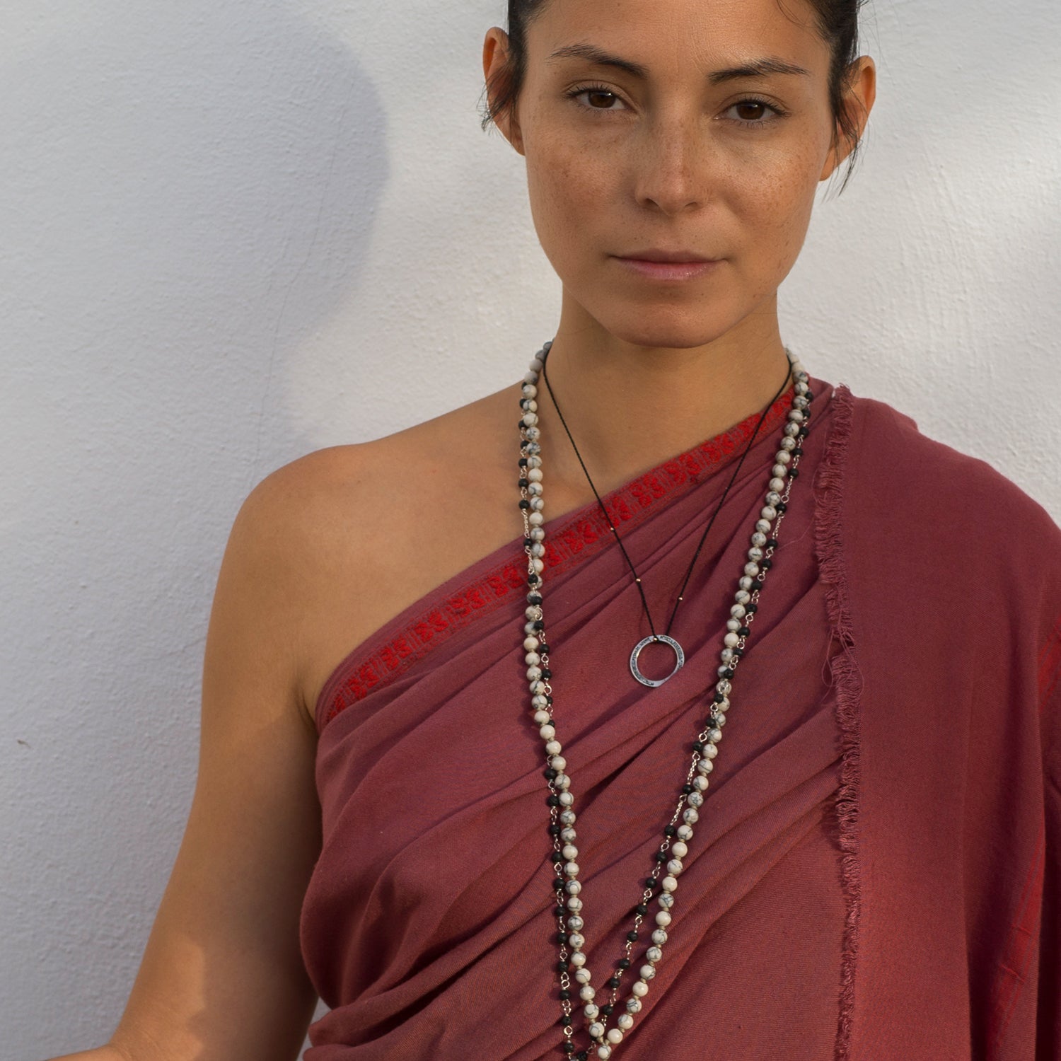 Yoga Teacher Steffi trägt einen Lokah-Samastah-Mantra-Anhänger von Eternal Bliss