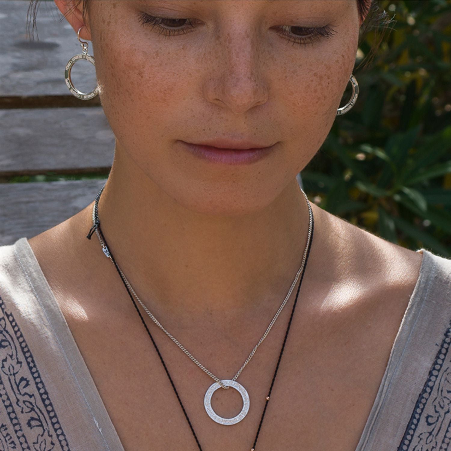 Die balinesisch-deutsche Yoga-Lehrerin Steffi trägt einen Gayatri-Mantra-Anhänger-mini aus hochwertigem Sterling Silber von ETERNAL BLISS - Spiritueller Schmuck