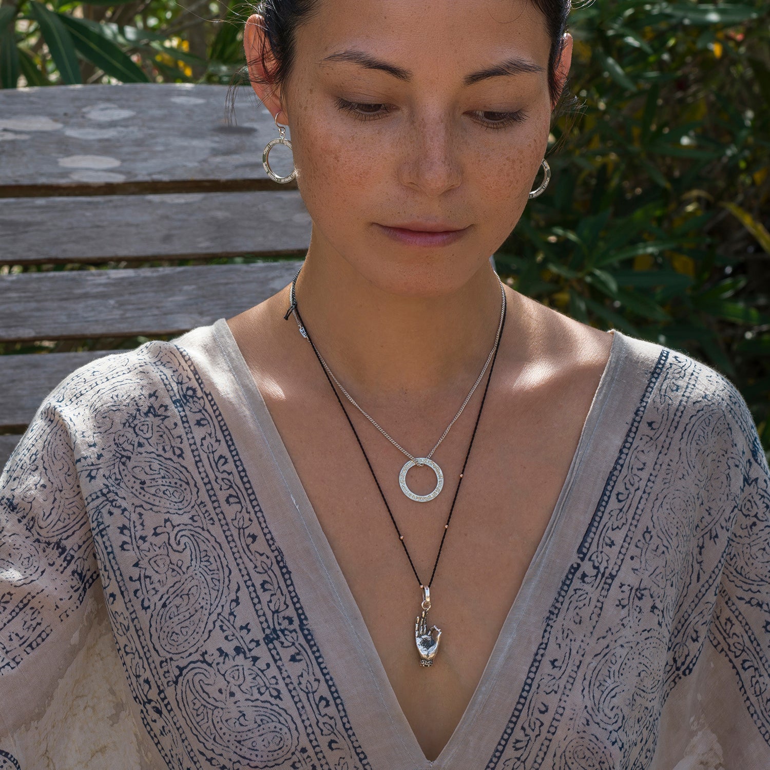 Die balinesisch-deutsche Yoga-Lehrerin Steffi kombiniert einen Gayatri-Mantra-Anhänger-mini aus hochwertigem Sterling Silber zu spirituellem Schmuck von ETERNAL BLISS 