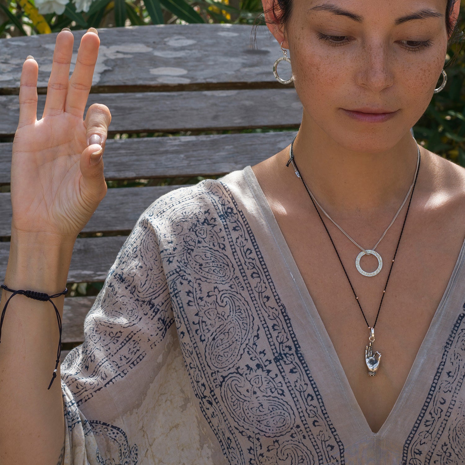 Die balinesisch-deutsche Yoga-Lehrerin Steffi trägt einen Gayatri-Mantra-Anhänger-mini aus hochwertigem Sterling Silber von ETERNAL BLISS bei ihrer täglichen Praxis