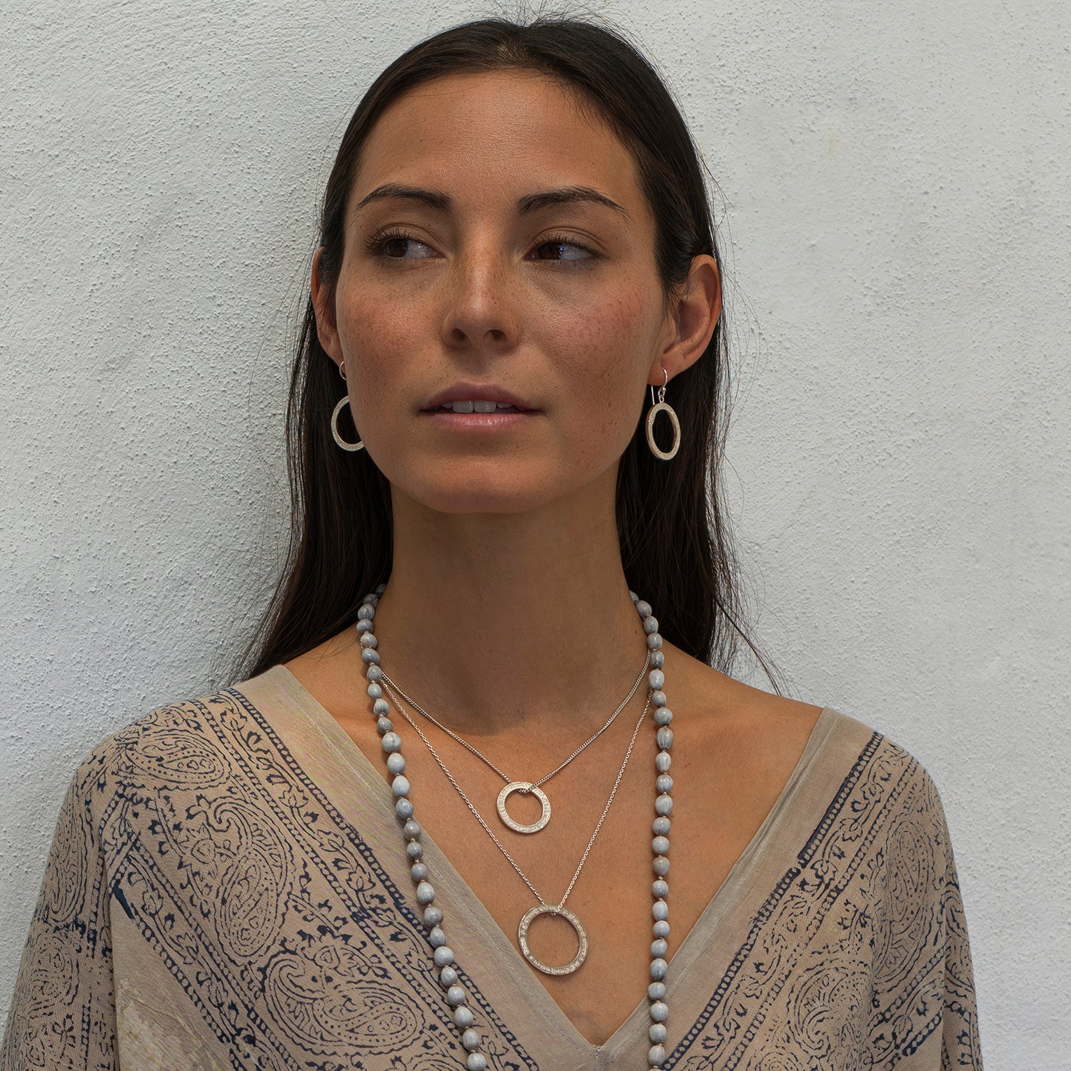 Die Yoga Lehrerin Steffi kombiniert zu ihrem Lakshmi Mantra Anhänger mini Silber zwei Ohrringe von ETERNAL BLISS - Spiritueller Schmuck