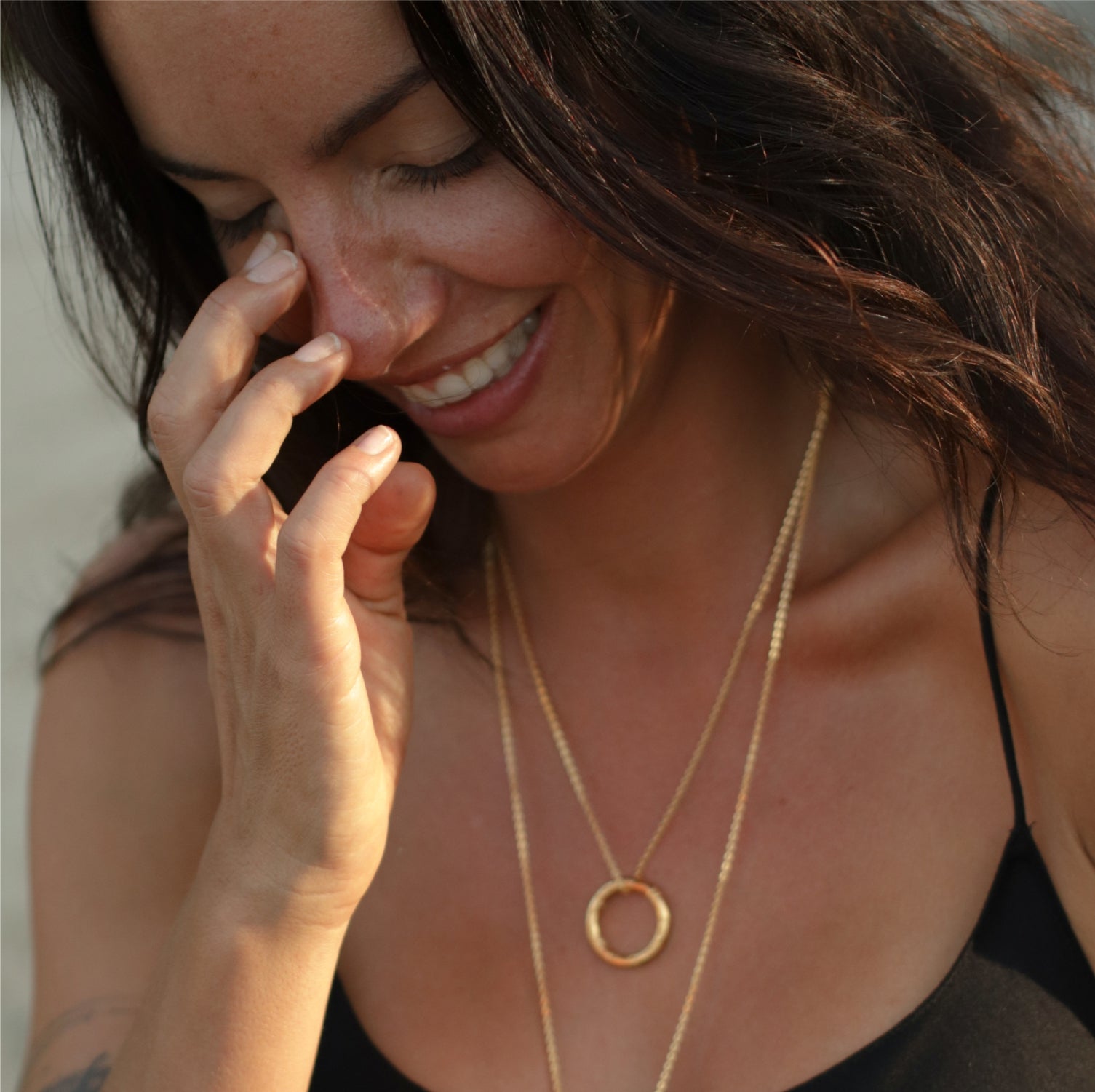 Gianna freut sich sehr und lächelt über ihre Shiva Mantra Kette mit erhabener Schlange aus hochwertig vergoldetem Sterling Silber von ETERNAL BLISS