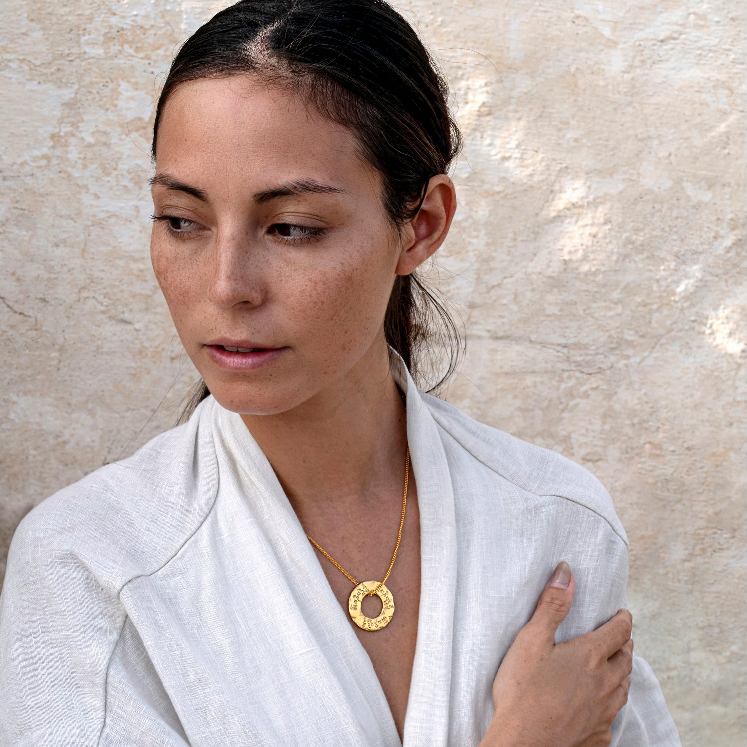 Die Yogalehrerin Steffi trägt ein hochwertig vergoldeten Om-Mani-Padme-Hum-Anhänger aus Sterling Silver handgearbeitet von ETERNAL BLISS
