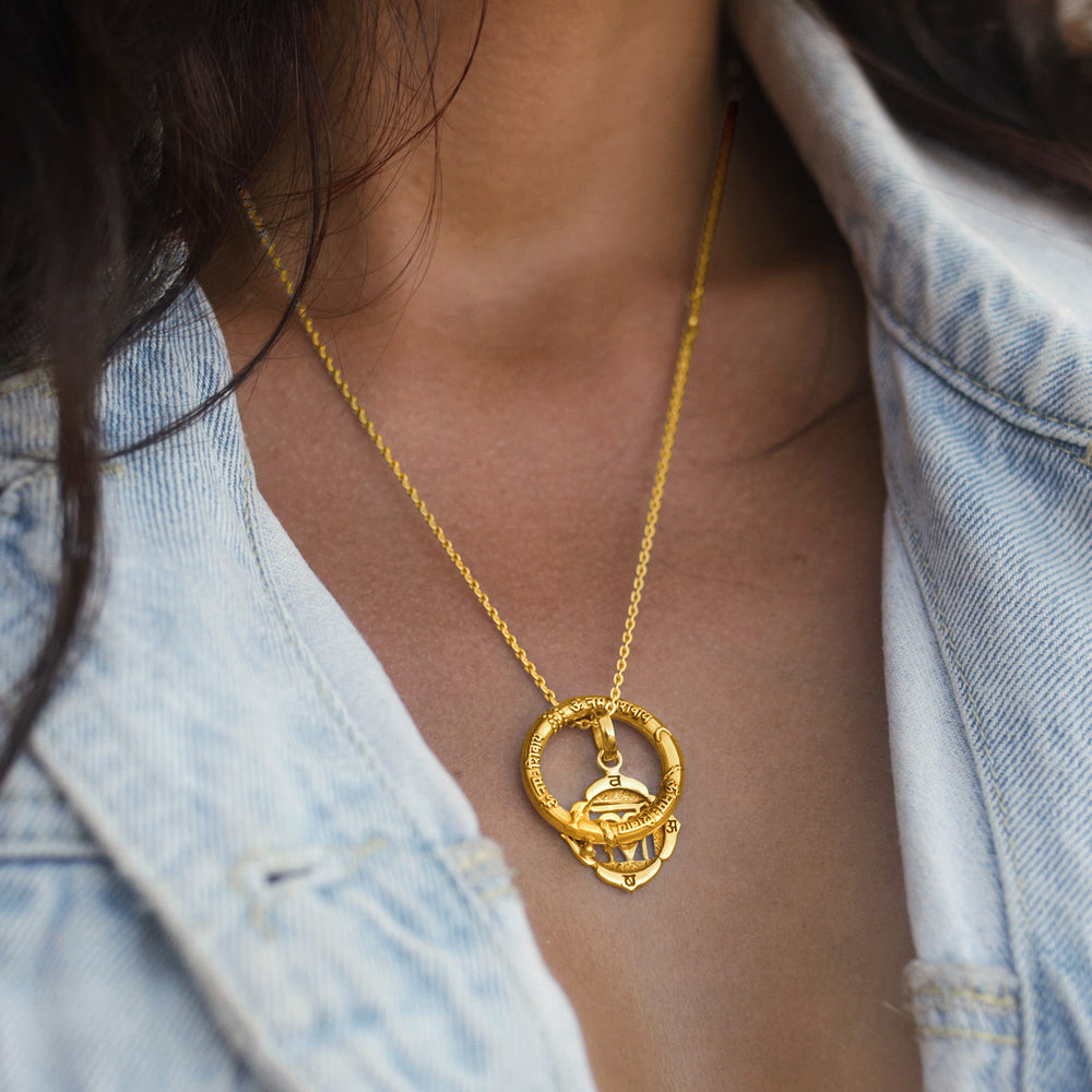 Die Balinesische Yogalehrerin Gianna trägt die vergoldete Halskette Essenz-des-Seins aus einem Shiva-Mantra- und einem Wurzel-Chakra-Anhänger