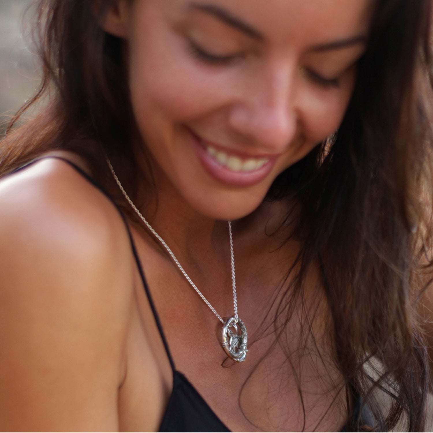 Die Balinesische Yogalehrerin Gianna Winter trägt die silberne Halskette Essenz-des-Seins aus einem Shiva-Mantra- und einem Wurzel-Chakra-Anhänger