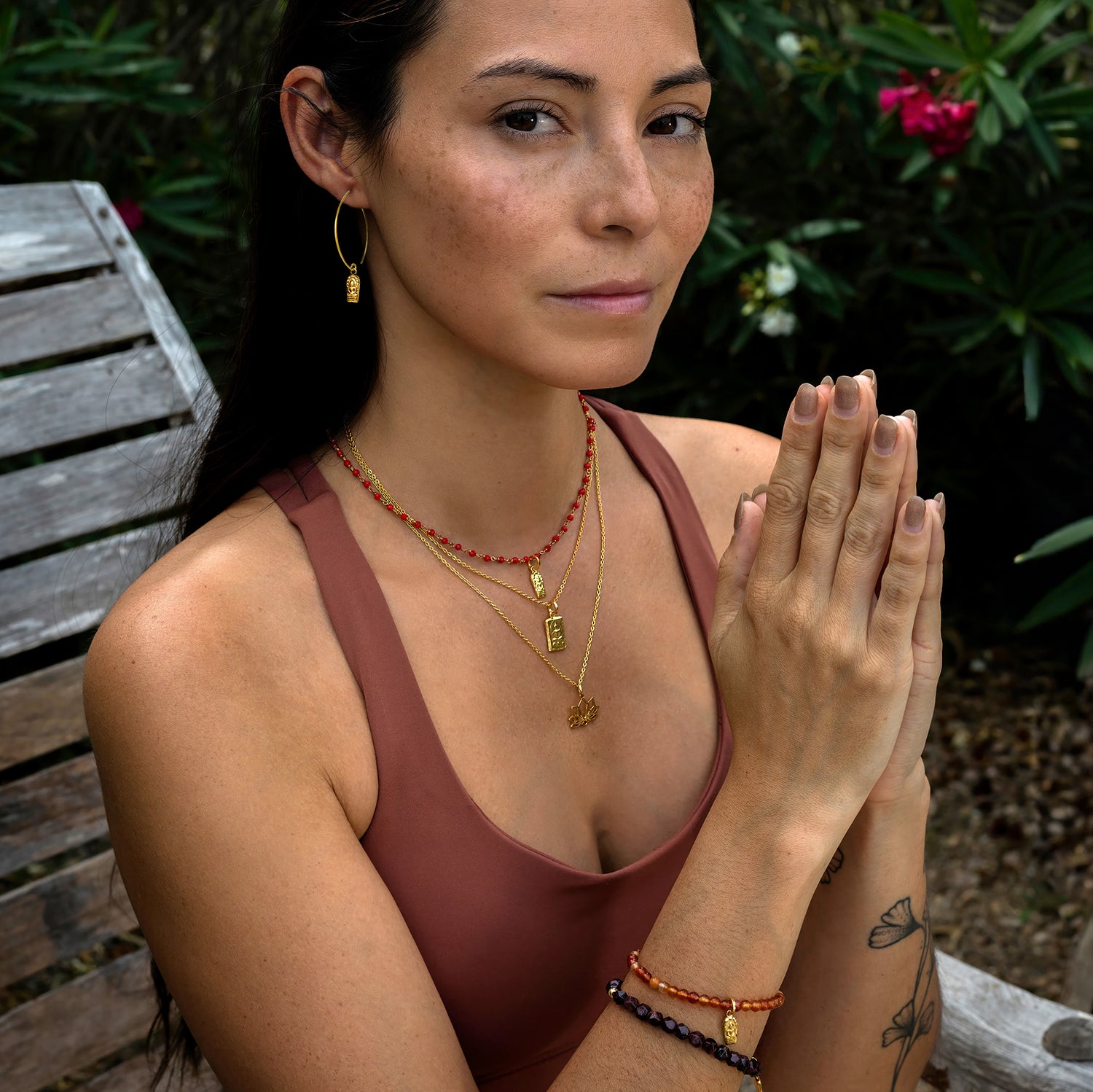 Die Yogalehrerin Steffi trägt unter anderem ein Buddha Anhänger mini vergoldet aus Sterling Silber von ETERNAL BLISS - Spiritueller Schumuck