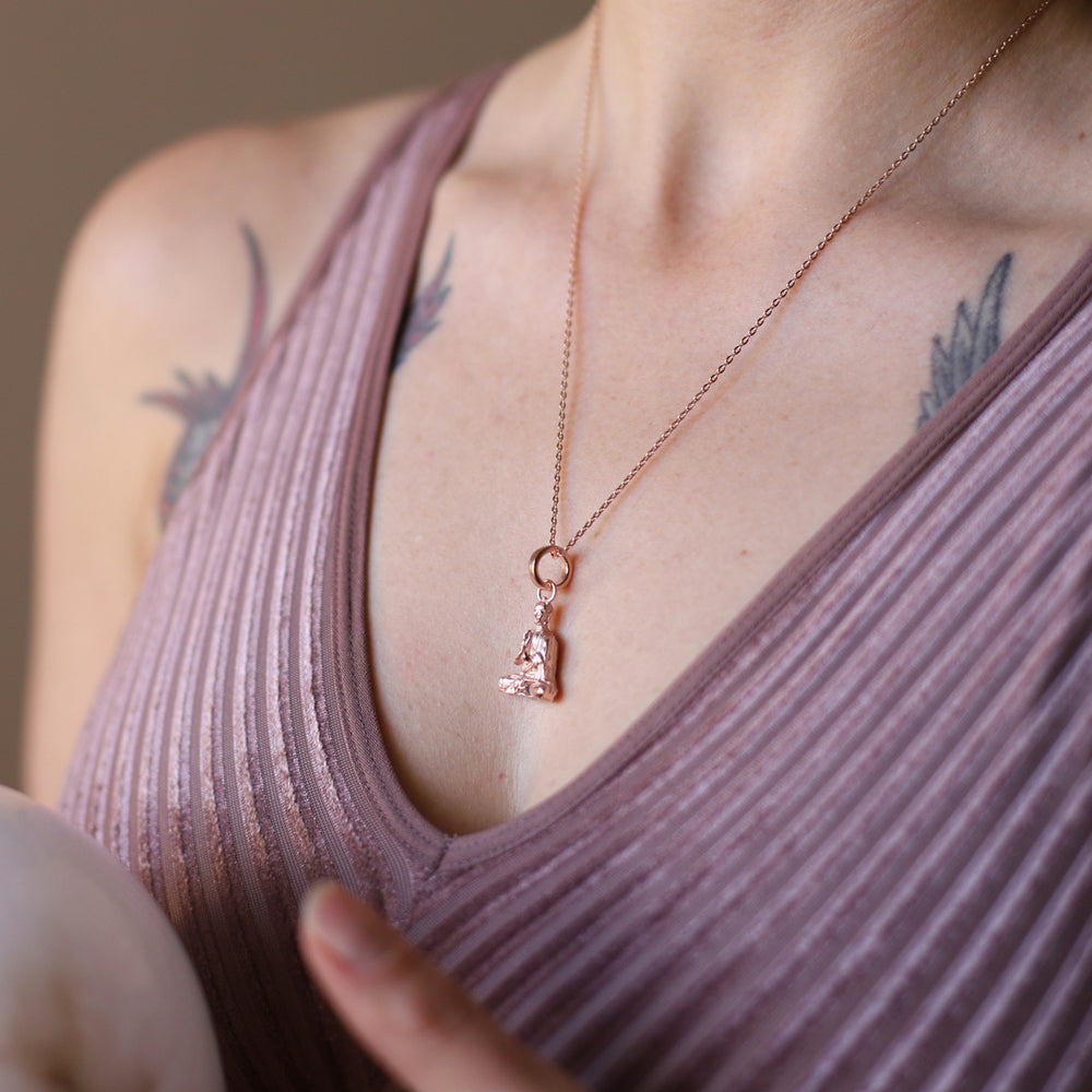 Die Berliner Yoga Lehrerin Maria trägt einen Lehrender-Buddha-Schmuckanhänger aus rosévergoldetem Sterling Silber  von ETERNAL BLISS