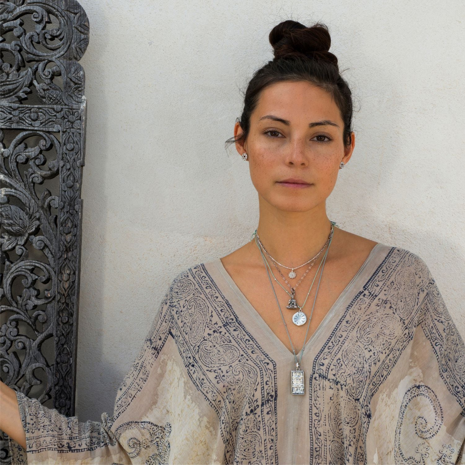 Yoga Teacher Steffi kombiniert einen Dharma Rad Anhänger Silber mit spirituellem Schmuck