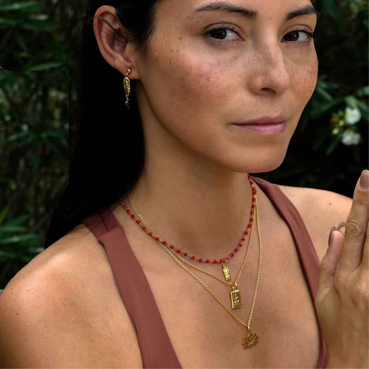 Annette Söhnlein kombiniert einen Siebenblättriger-Lotus-Anhänger aus vergoldetem Sterling Silber von ETERNAL BLISS mit spirituellem Symbol Schmuck