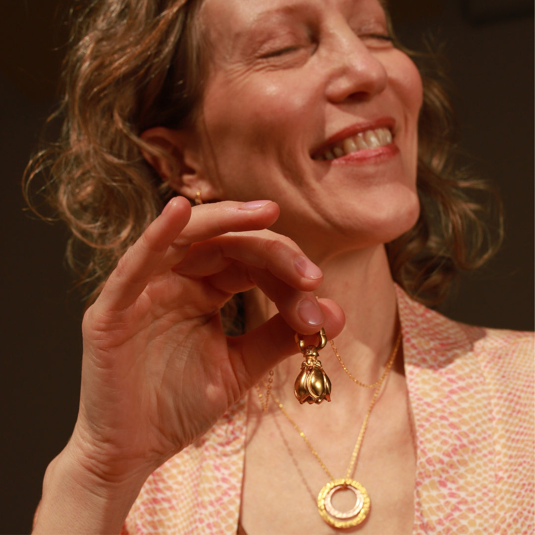 Elena Lustig, Yoga-Lehrerin in Berlin, trägt ein vergoldeten Lotus-Glöckchen-Anhänger von ETERNAL BLISS - Spiritueller Schmuck