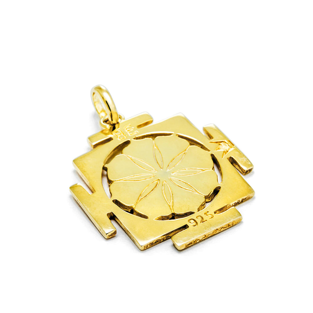 Rückansicht des handwerklich ausgearbeiteten, vergoldeten Kali Yantra Anhängers aus Sterling Silber mit Kette von ETERNAL BLISS - Spiritueller Schmuck