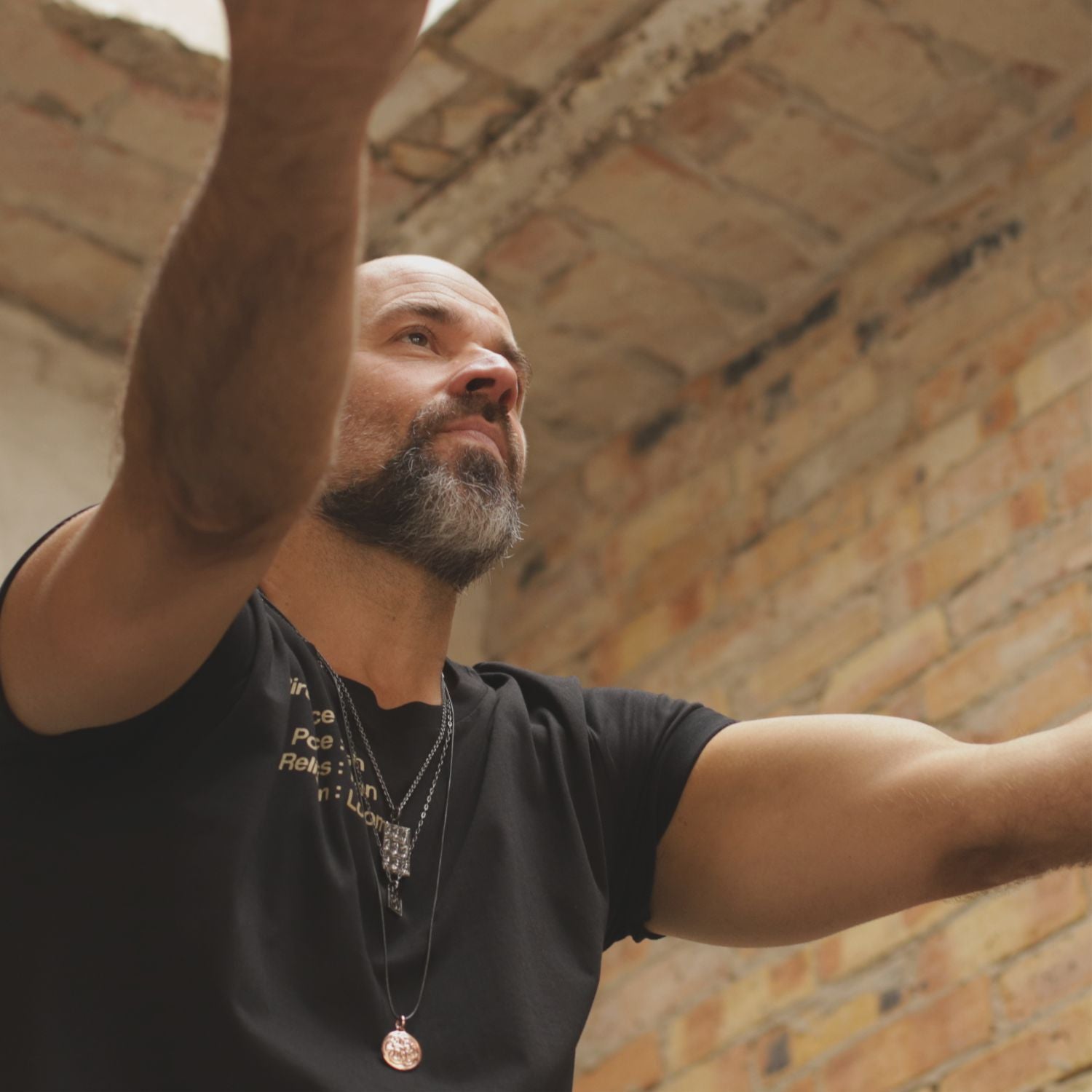 Der Yoga Lehrer Valentin aus Leipzig trennt sich nie von seinem Eternity-Anhänger-rosévergoldet von ETERNAL BLISS