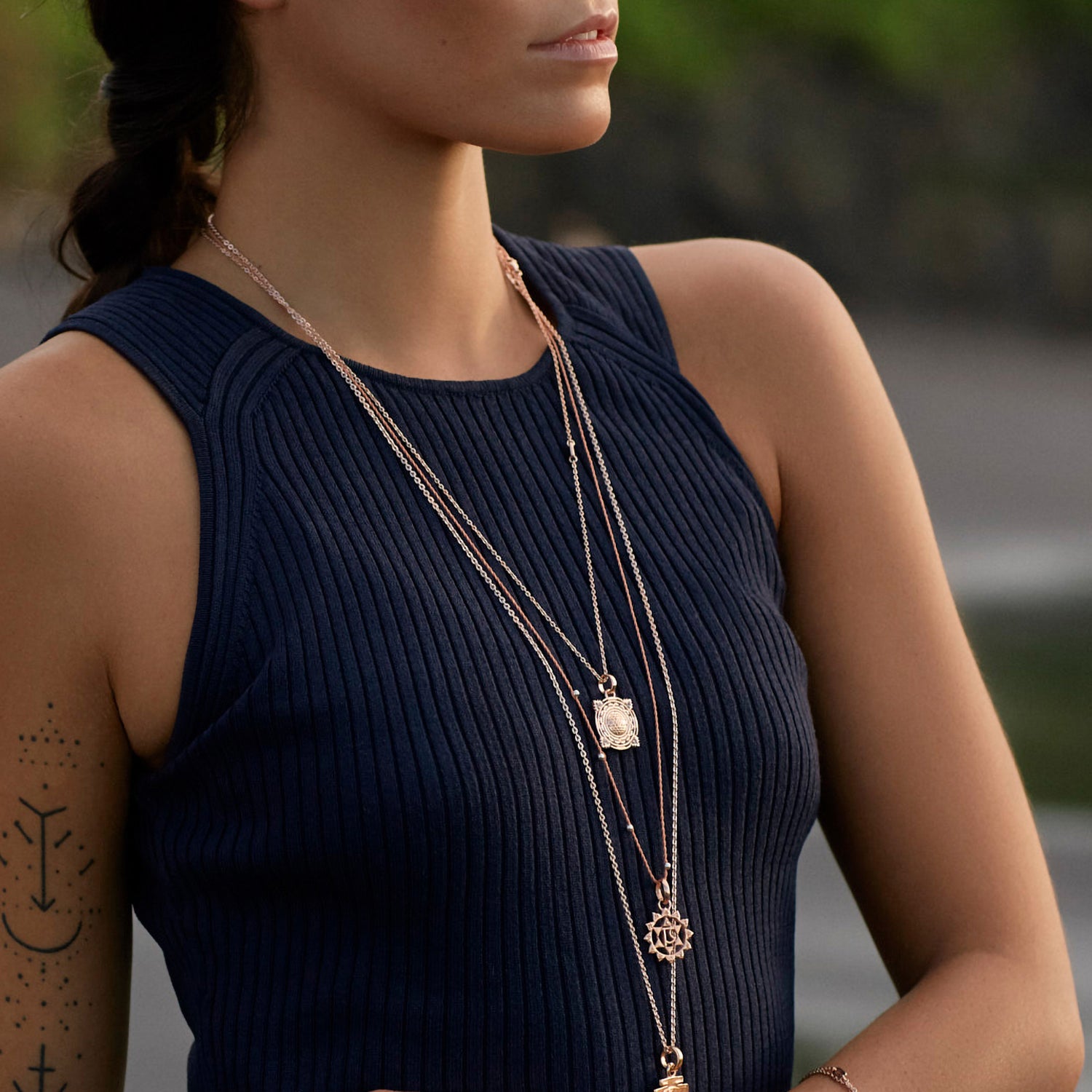 Die balinesische Yogalehrerin Steffi trägt einen Anahata Chakra Anhänger rosévergoldet mit Kette von ETERNAL BLISS - Spriritueller Schmuck