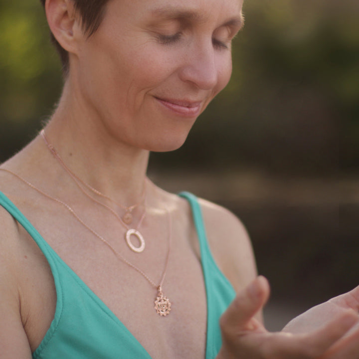 Die Berliner Yogalehrerin Anette Söhnlein kombiniert einen rosévergoldeten Herz Chakra Anhänger  mit einer Lakshmi Mantra Kette von ETERNAL BLISS - Spriritueller Schmuck