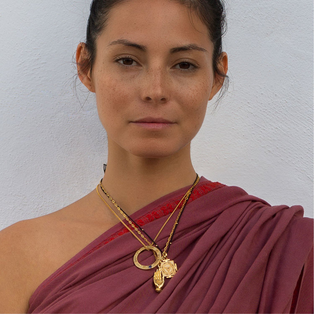 Yoga Teacher Steffi kombiniert ihren Abhaya Mudra Anhänger zu verschiedenen vergoldeten spirituellen Ketten