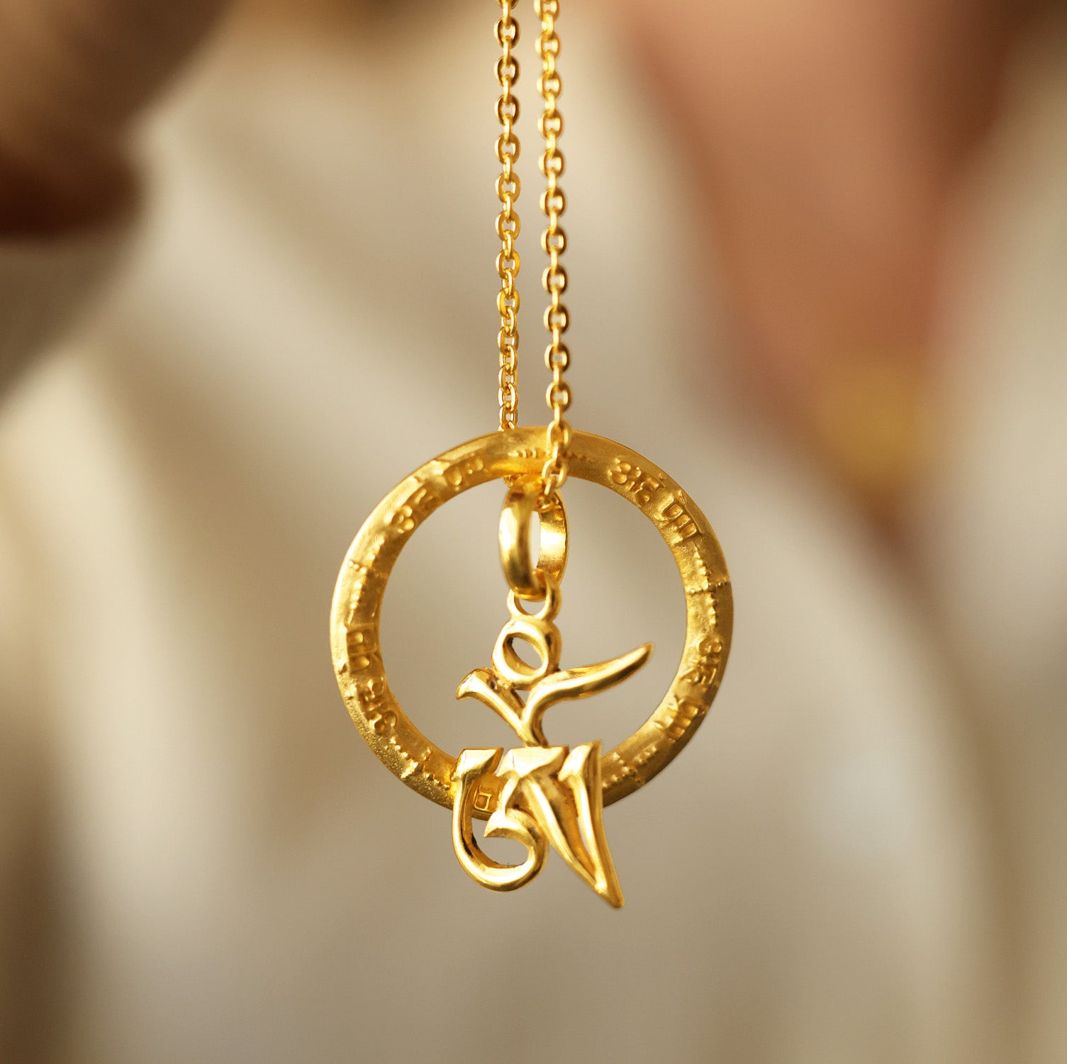 Detailfoto der Anhänger von der vergoldeteten Halskette "Kosmische Liebe" mit Aham-Prema-Mantra-Anhänger und tibetischem Om aus Sterling Silber von ETERNAL BLISS - Spiritueller Schmuck