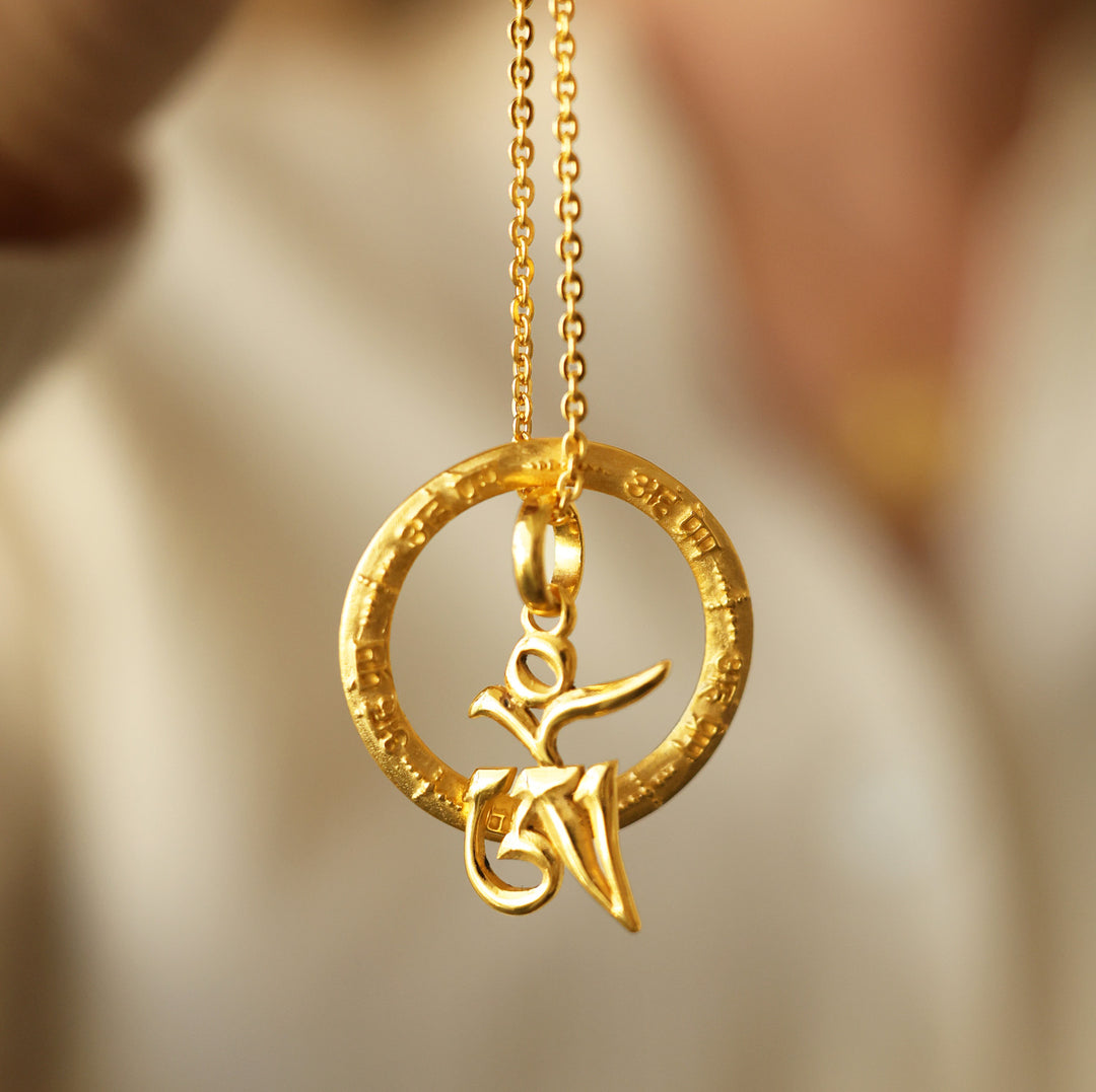 Detailfoto der Anhänger von der vergoldeteten Halskette "Kosmische Liebe" mit Aham-Prema-Mantra-Anhänger und tibetischem Om aus Sterling Silber von ETERNAL BLISS - Spiritueller Schmuck