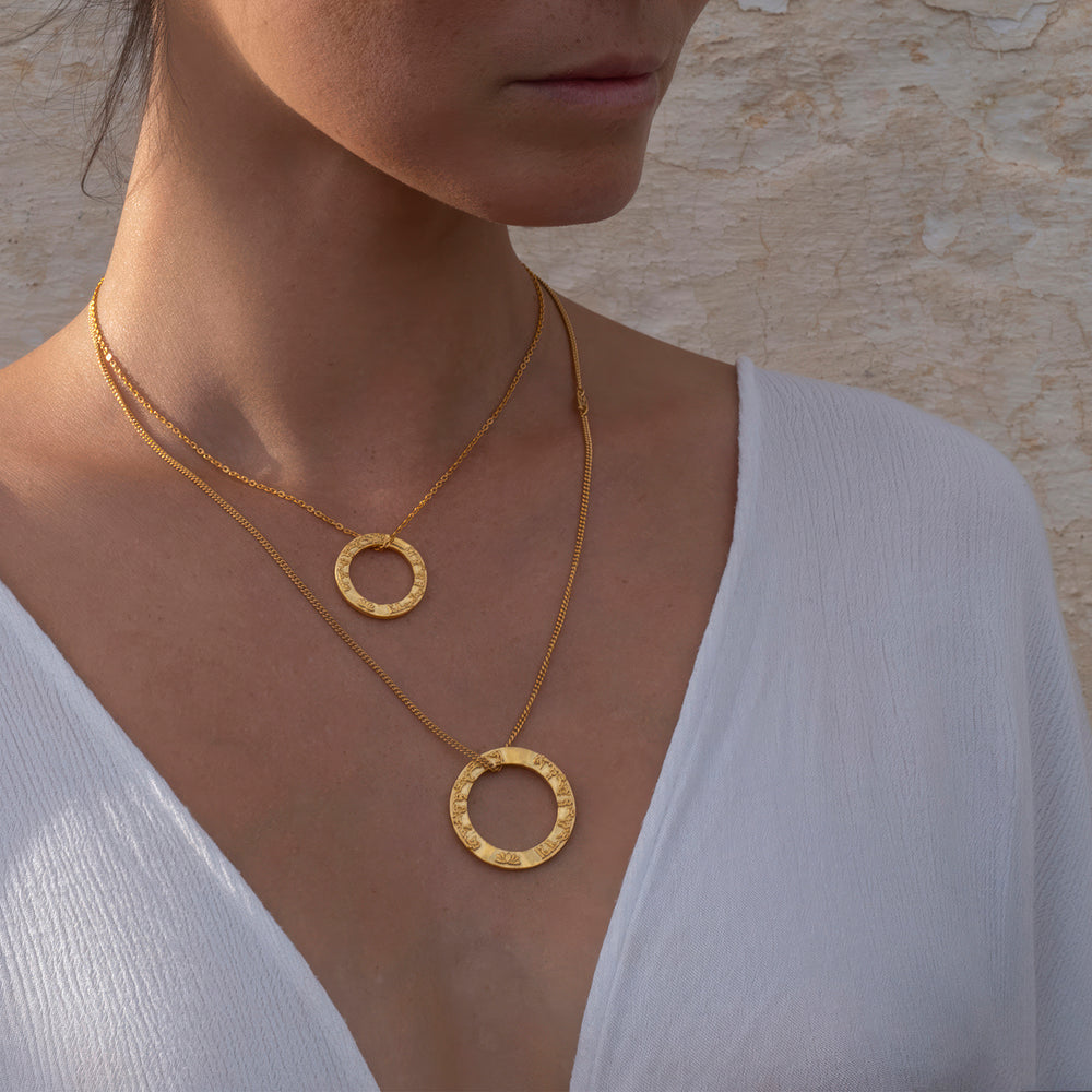 Yoga Teacher Steffi trägt einen Tara Mantra Anhänger aus hochwertig vergoldetem Sterling Silber von ETERNAL BLISS - Spiritueller Schmuck