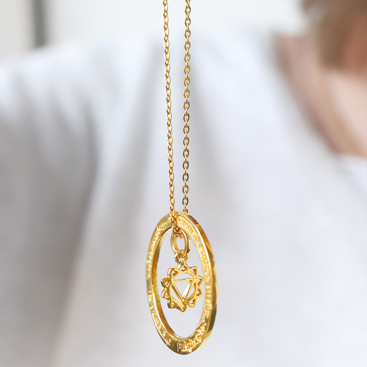 Goldene Chakra Kette mit Mantra Gravur von Eternal Bliss