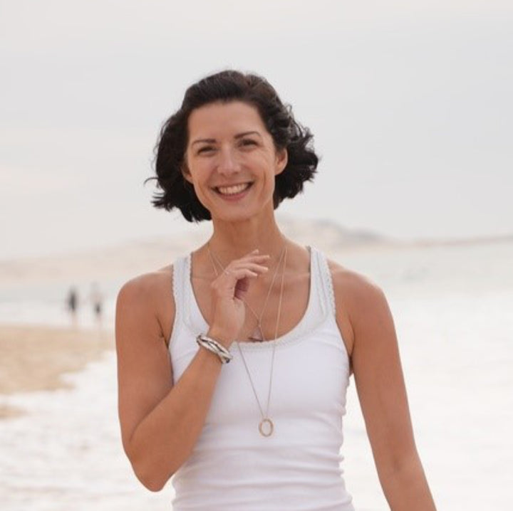 Die Yogalehrerin Beate Tschirch kombiniert eine rosévergoldete Krishna Mantra Kette aus Sterling Silber mit anderem Schmuck von Eternal Bliss
