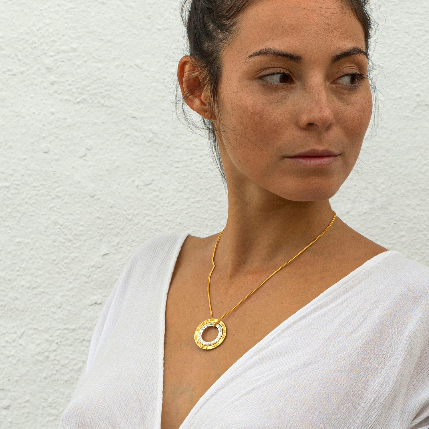 Die Yogalehrerin Steffi kombiniert ein Kali Mantra Anhänger vergoldet aus Sterling Silber aus der Yoga Schmuckkollektion mit spirituellem Schmuck von ETERNAL BLISS