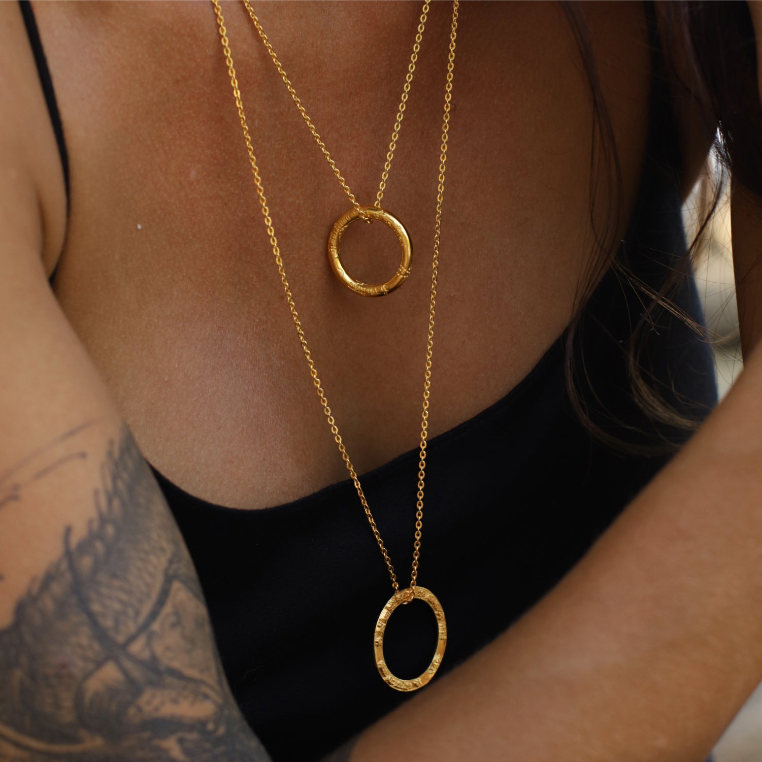 Die Yogalehrerin Steffi kombiniert ein Kali Mantra Anhänger vergoldet aus Sterling Silber mit einer Shiva Mantra Kette von ETERNAL BLISS