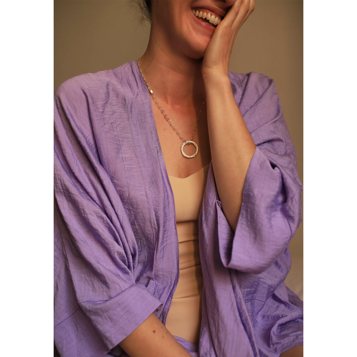 Cora trägt den Sat-Nam-Mantra-Anhänger aus Sterling Silber mit einer Kette