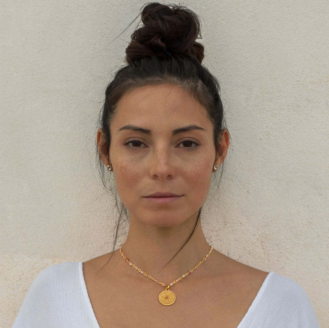 Steffi trägt ein vergoldeten Hekates-Rad-Anhänger von ETERNAL BLISS - Magie & Wissen