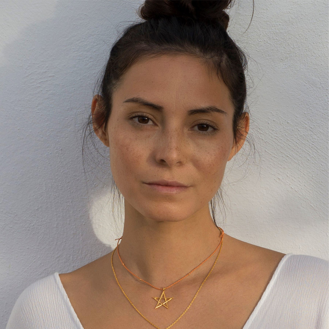 Steffi trägt einen vergoldeten Pentagramm-Anhänger von ETERNAL BLISS - Göttliche Energie