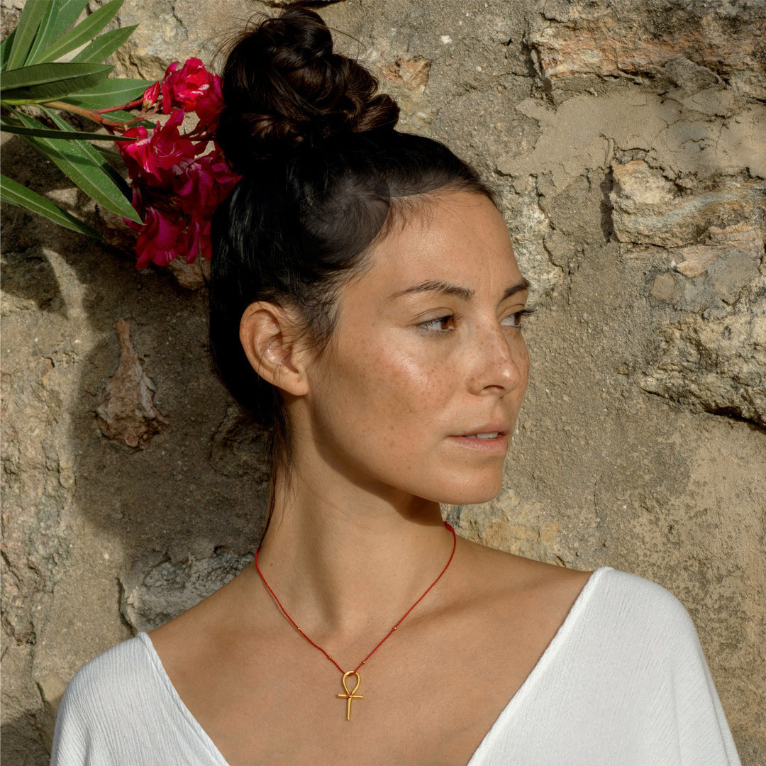 Yoga Teacher Steffi trägt einen hochwertig vergoldeten Ankh-Anhänger mit Rubin von ETERNAL BLISS
