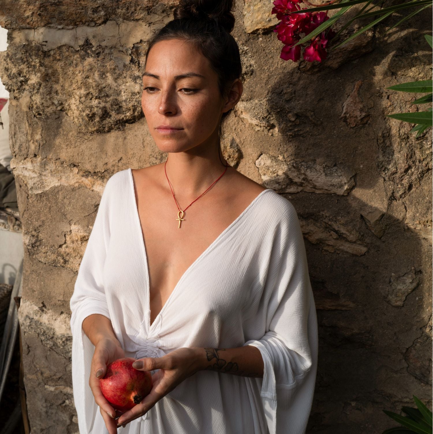 Übersichsaufnahme von Yoga Teacher Steffi, die einen hochwertig vergoldeten Ankh-Anhänger mit Rubin von ETERNAL BLISS - Schlüssel des Lebens trägt.