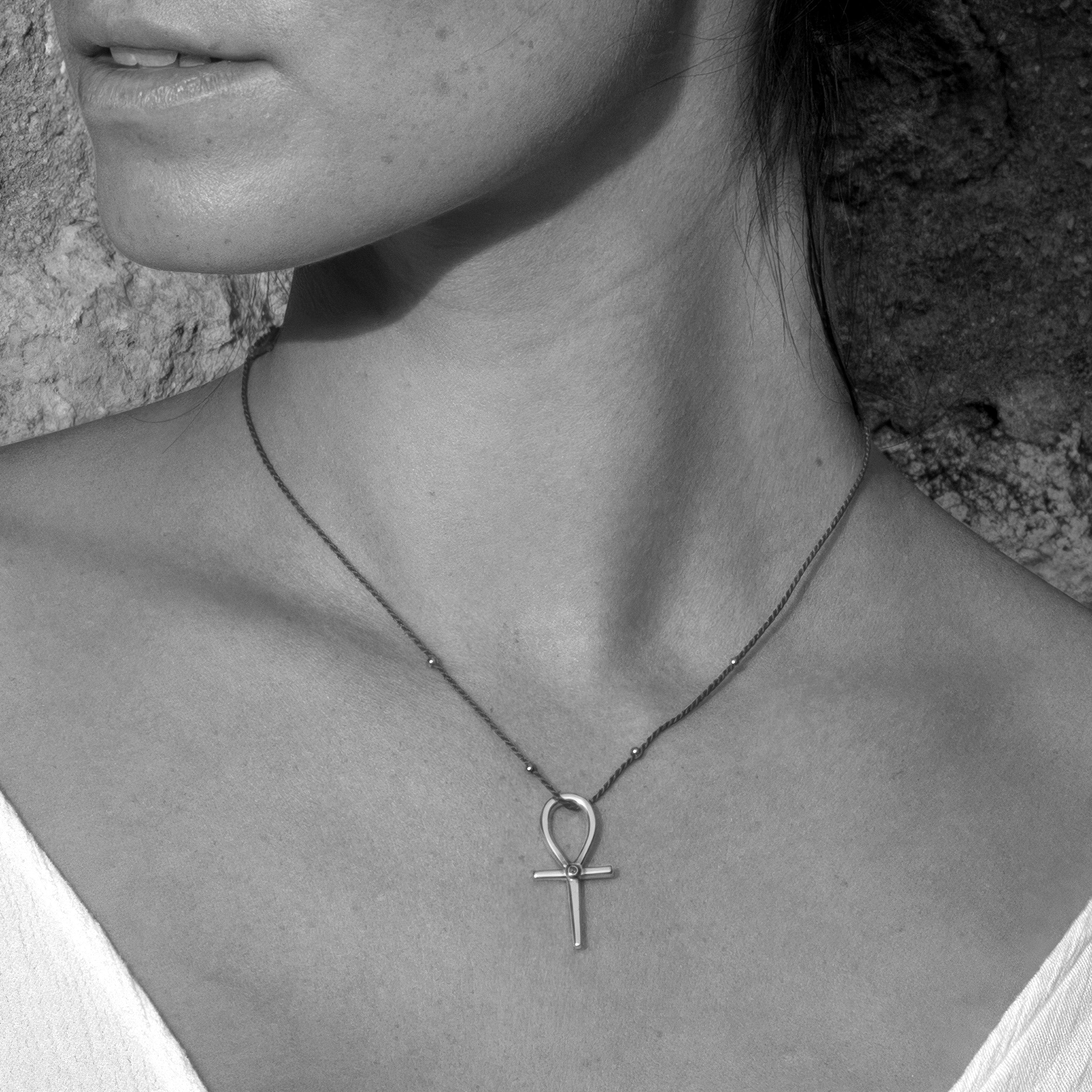 Detailaufnahme von Yoga Teacher Steffi, die einen hochwertig vergoldeten Ankh-Anhänger mit Rubin von ETERNAL BLISS - Schlüssel des Lebens trägt.
