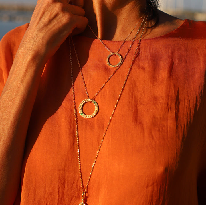 Cora, die Inhaberin von ETERNALBLISS, trägt zu ihrer Yogapraxis den vergoldeten Tara Mantra Anhänger aus Sterling Silber mit 2 Peridots