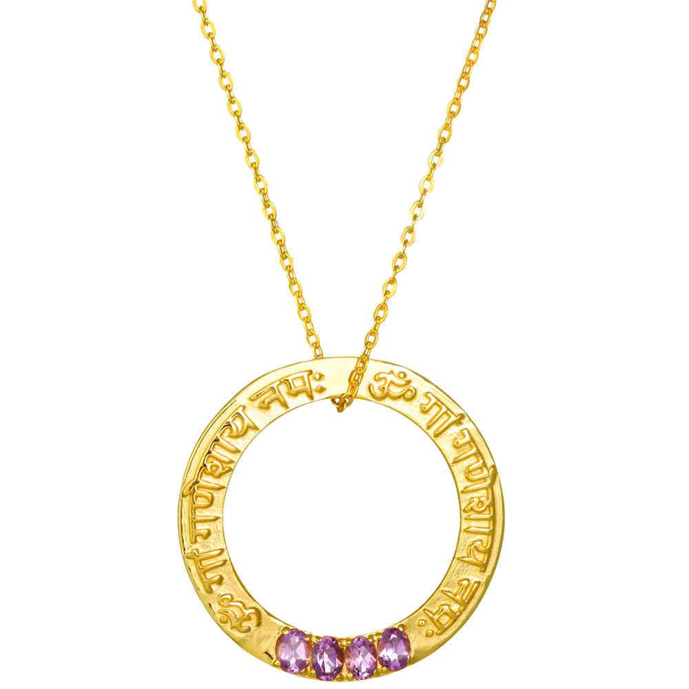 Ganesha Mantra Anhänger mit erhabener Sanskritschrift aus vergoldetem Sterling Silber und Edelsteinen von ETERNAL BLISS aus der spirituellen Yoga Schmuckkollektion
