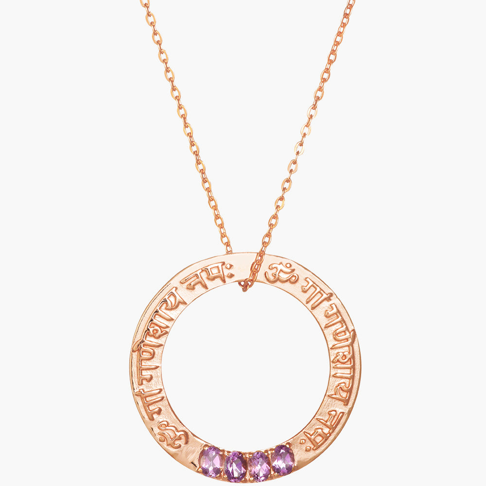 Ganesha Mantra Anhänger mit erhabener Sanskritschrift aus rosé vergoldetem Sterling Silber und Edelsteinen von ETERNAL BLISS aus der spirituellen Yoga Schmuckkollektion