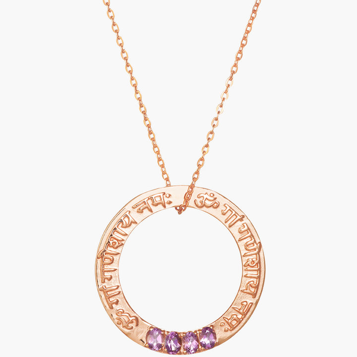 Ganesha Mantra Anhänger mit erhabener Sanskritschrift aus rosé vergoldetem Sterling Silber und Edelsteinen von ETERNAL BLISS aus der spirituellen Yoga Schmuckkollektion