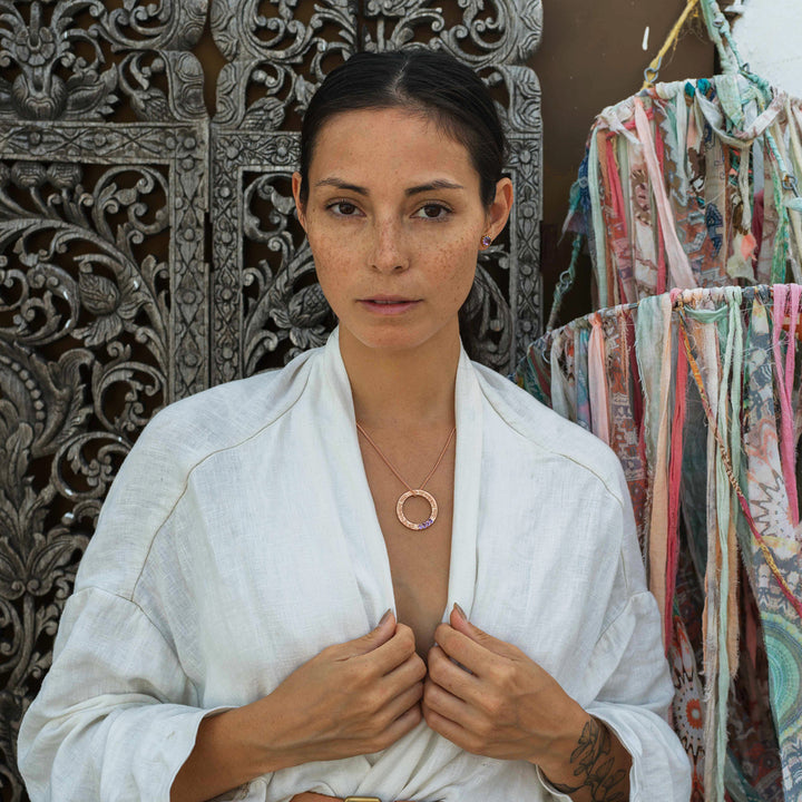 Yogateacher Steffi trägt einen rosévergoldeten Ganesha Mantra Anhänger mit 4 Amethysten von ETERNAL BLISS - Spiritueller Schmuck