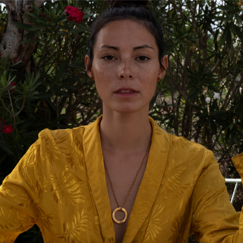 Die Yoga Lehrerin Steffi trägt eine Lakshmi Mantra Kette mit Edelsteinen von ETERNAL BLISS - Spiritueller Schmuck
