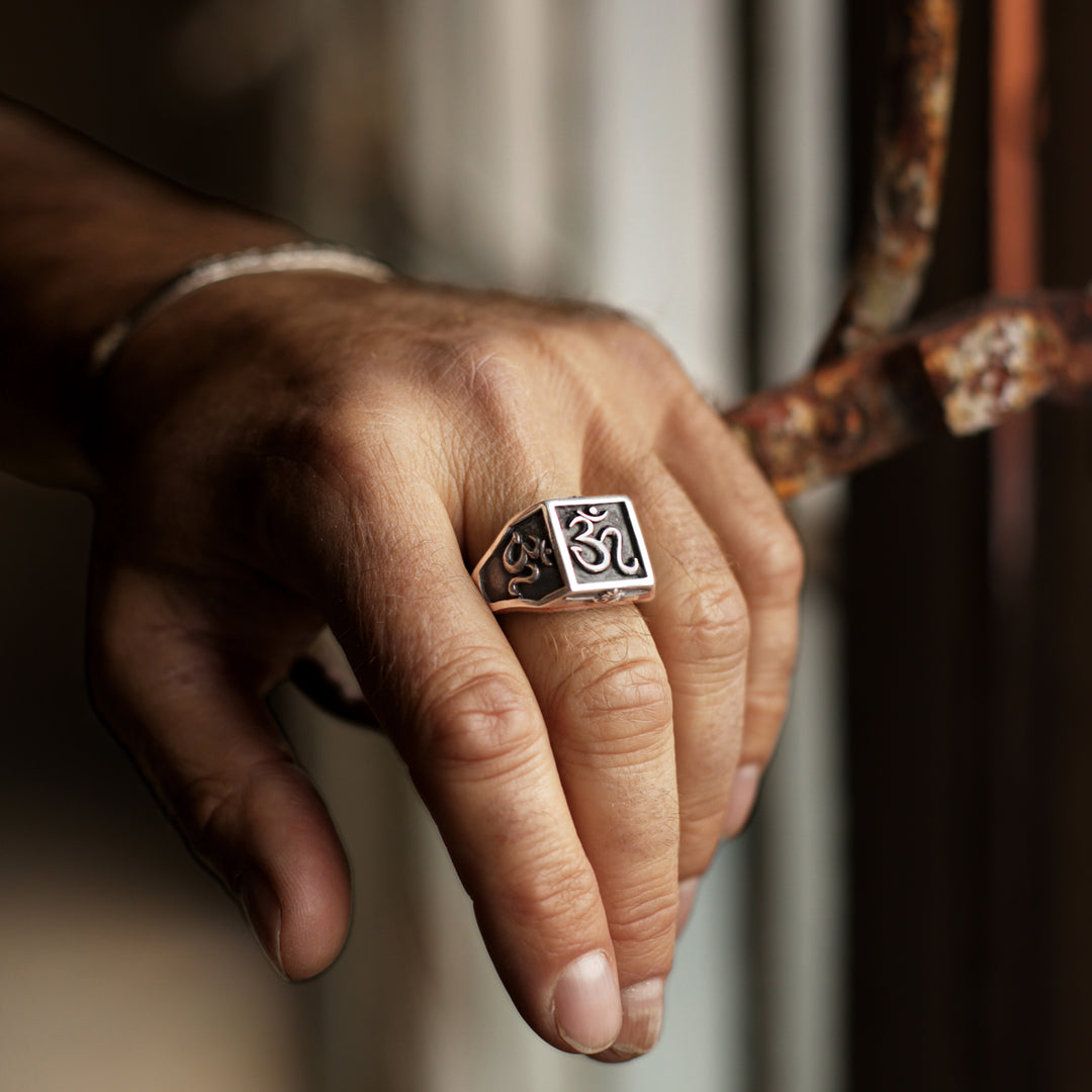 OM Ring Spirituelle Stärke Silber